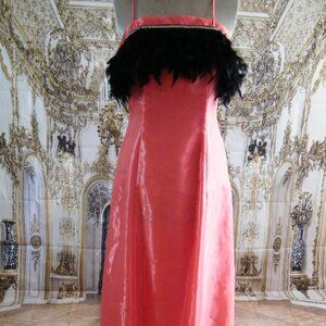 Robe de Bal ou demoiselle d’honneur Corail avec plumes noir Taille 2